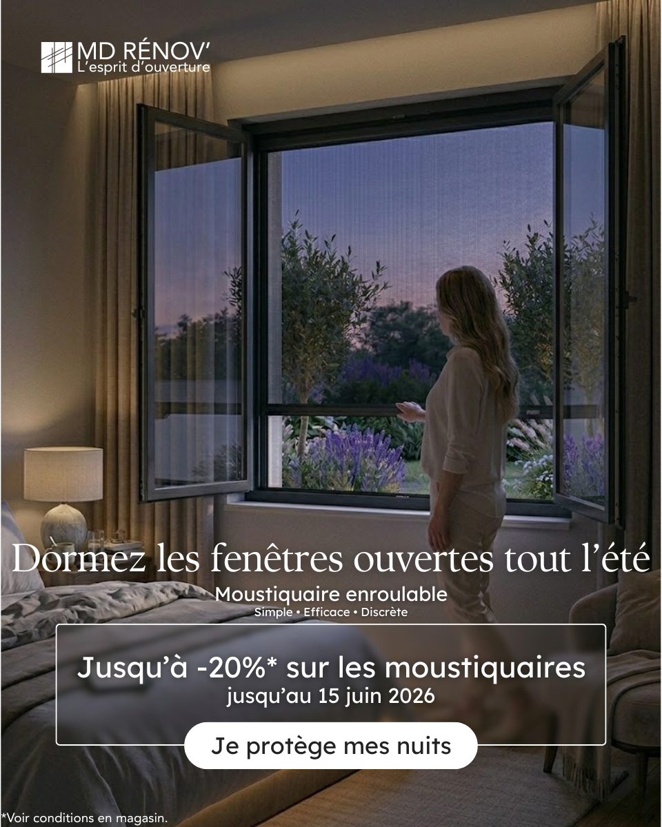 Chambre ouverte sur le jardin avec moustiquaire enroulable au crépuscule
